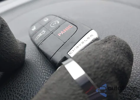 2013 Chrysler 300C z USA, uszkodzony, nr VIN 2C3CCAEG3DH618399